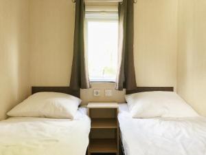 Ένα ή περισσότερα κρεβάτια σε δωμάτιο στο Chalet 575 op Recreatiepark De Wielen +25 φωτογραφίες