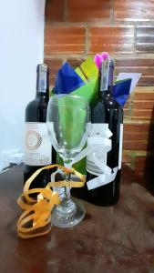 托塔的住宿－Hospedaje Maria Valentina，两瓶葡萄酒和一杯酒在桌子上