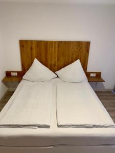 Postel nebo postele na pokoji v ubytování Smart Stay Rooms Feldkirch
