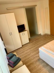 Postel nebo postele na pokoji v ubytování Smart Stay Rooms Feldkirch
