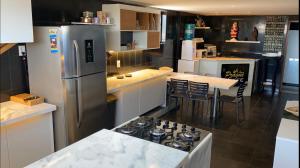 Dapur atau dapur kecil di Apartamento Oceano Praia Fortaleza