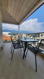 stół i krzesła na balkonie z widokiem w obiekcie Oniro Rooms & Suites w mieście Leptokaria