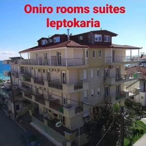 budynek z balkonami i oceanem w tle w obiekcie Oniro Rooms & Suites w mieście Leptokaria