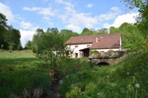 dom pośrodku pola w obiekcie Vacance conviviales dans les Vosges 8 Gîtes w mieście Ban-de-Sapt