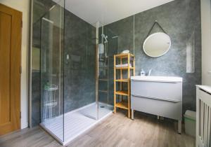 Bilik mandi di Loch Ness Cottage +62 gambar