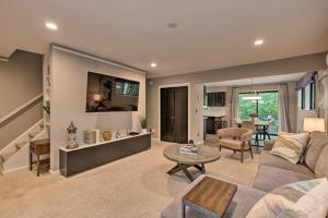 un soggiorno con un divano e un tavolo di Unique Southampton Getaway with Rooftop Deck! a Southampton
