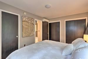 Letto o letti in una camera di Unique Southampton Getaway with Rooftop Deck!