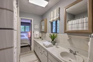 un bagno con lavandino, specchio e letto di Unique Southampton Getaway with Rooftop Deck! a Southampton
