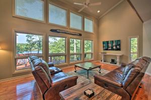 uma sala de estar com duas cadeiras de couro e uma mesa em Lakefront Home with Dock, Kayaks and Paddle Boards! em Hot Springs