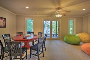 Foto da galeria de Lakefront Home with Dock, Kayaks and Paddle Boards! em Hot Springs