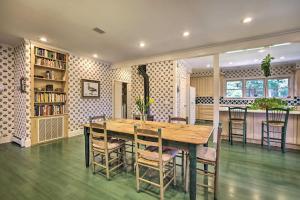 Foto dalla galleria di Lush Elkin Home with Porch Views and Pool Table a Elkin
