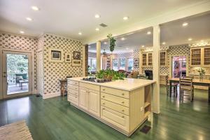 Cucina o angolo cottura di Lush Elkin Home with Porch Views and Pool Table