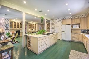 Cucina o angolo cottura di Lush Elkin Home with Porch Views and Pool Table