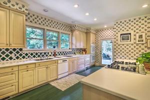Cucina o angolo cottura di Lush Elkin Home with Porch Views and Pool Table