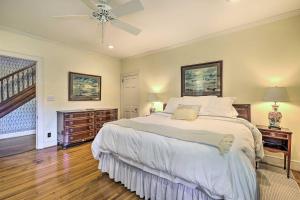 Letto o letti in una camera di Lush Elkin Home with Porch Views and Pool Table