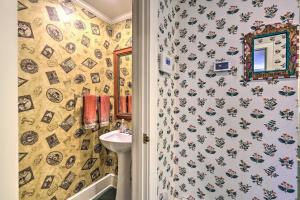 Bagno di Lush Elkin Home with Porch Views and Pool Table