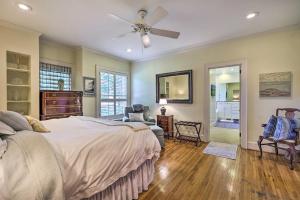 Letto o letti in una camera di Lush Elkin Home with Porch Views and Pool Table