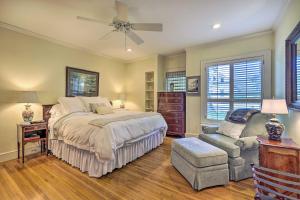 Letto o letti in una camera di Lush Elkin Home with Porch Views and Pool Table