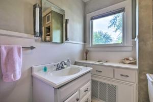 Bagno di Lush Elkin Home with Porch Views and Pool Table