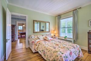 Letto o letti in una camera di Lush Elkin Home with Porch Views and Pool Table