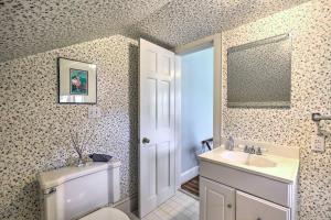 Bagno di Lush Elkin Home with Porch Views and Pool Table