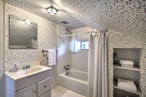 Bagno di Lush Elkin Home with Porch Views and Pool Table