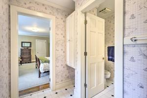 Letto o letti in una camera di Lush Elkin Home with Porch Views and Pool Table