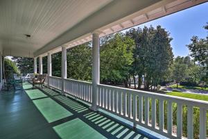 Balcone o terrazza di Lush Elkin Home with Porch Views and Pool Table