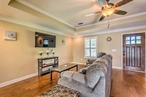 ein Wohnzimmer mit einem Sofa und einem Deckenventilator in der Unterkunft Hartford Home with Updated Interior and Backyard! in Hartford