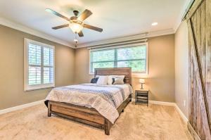 een slaapkamer met een bed en een plafondventilator bij Hartford Home with Updated Interior and Backyard! in Hartford