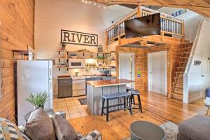 芒廷维尤Updated Mtn View Studio with Loft - Near River!的一间带冰箱和柜台的厨房