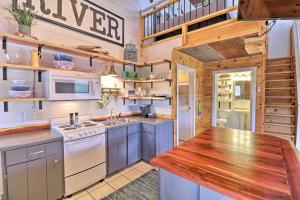 Updated Mtn View Studio with Loft - Near River!的厨房或小厨房