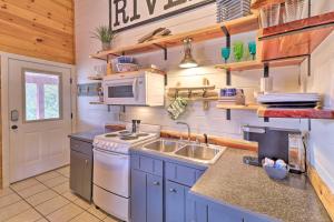 Updated Mtn View Studio with Loft - Near River!的厨房或小厨房