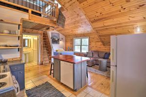 Updated Mtn View Studio with Loft - Near River!的厨房或小厨房