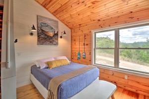 芒廷维尤Updated Mtn View Studio with Loft - Near River!的一间位于小屋内的卧室,配有一张床和一个窗户