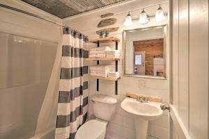 芒廷维尤Updated Mtn View Studio with Loft - Near River!的带水槽、马桶和淋浴的浴室