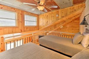 Updated Mtn View Studio with Loft - Near River!的休息区