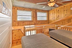 Updated Mtn View Studio with Loft - Near River!客房内的一张或多张床位