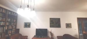 salon z telewizorem na stole z krzesłami w obiekcie Villa Center w Tiranie