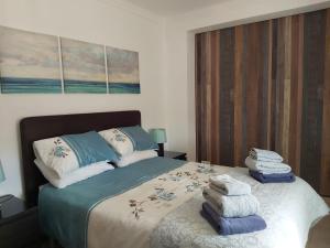 1 dormitorio con 1 cama con toallas en Casa Pino Solo, en Iznájar