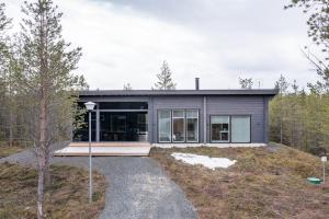 une maison au milieu d'une forêt dans l'établissement Rokovan Helmi - Natural peace in Ruka-Kuusamo, à Ruka