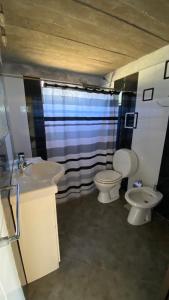 y baño con 2 aseos, lavamanos y ducha. en Ampakiti Home, en Punta del Este