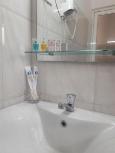 Ett badrum på Mirissa Blue Whale Holiday Hotel