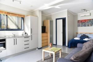 un soggiorno con letto e divano di Hurstbridge Haven 