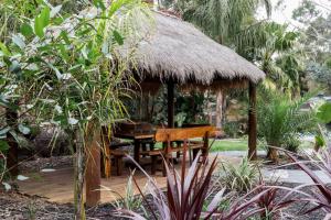 cenador con mesa y sillas en el jardín en Hurstbridge Haven, 