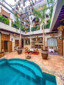 una piscina en una habitación grande con un edificio en Riad Anya & SPA en Marrakech