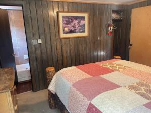 a bedroom with a bed and a bathroom at Silver Fork Lodge & Restaurant in Brighton
