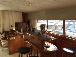 uma cozinha com mesa e cadeiras num barco em The boathouse em Málaga