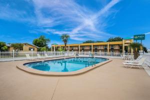 a swimming pool in front of a hotel at Quality Inn White Springs Suwanee in Live Oak