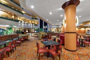 Restaurant o un lloc per menjar a Wyndham Grand Oklahoma City Downtown